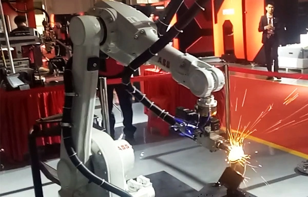 آلة القطع بالليزر ثلاثية الأبعاد لذراع الروبوت لقطع الأنابيب ولحامها