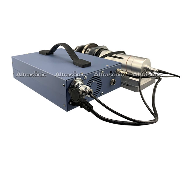 آلة الخياطة بالموجات فوق الصوتية تستخدم مولد لحام الطاقة بالموجات فوق الصوتية