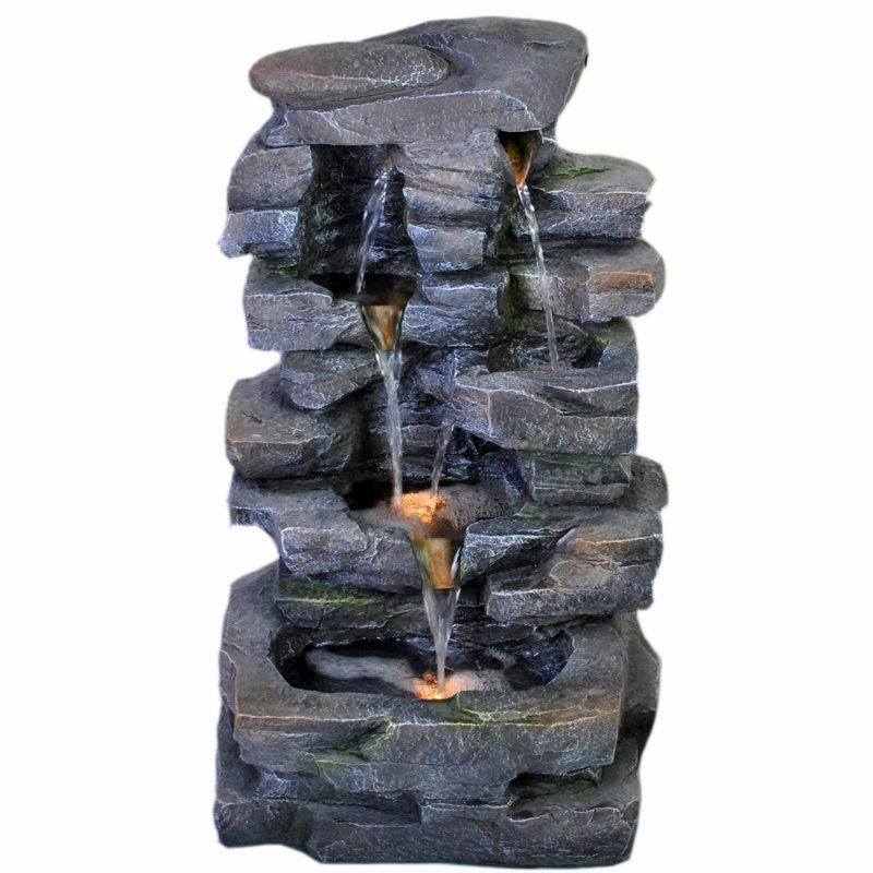 نافورة مياه مضاءة بتشكيلات الصخور المتدرجة