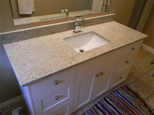 Kashmir White Granite Prefab Kitchen Countertops جزيرة الغرور