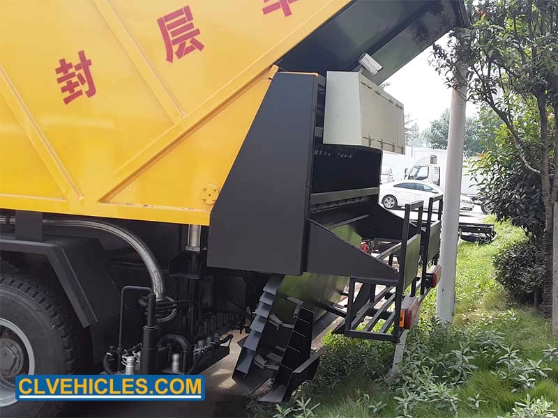 آلة السدادة المتزامنة المتزامنة HOWO 6x4 مع 8CBM Asphalt Tank 12CBM Chip Bucket