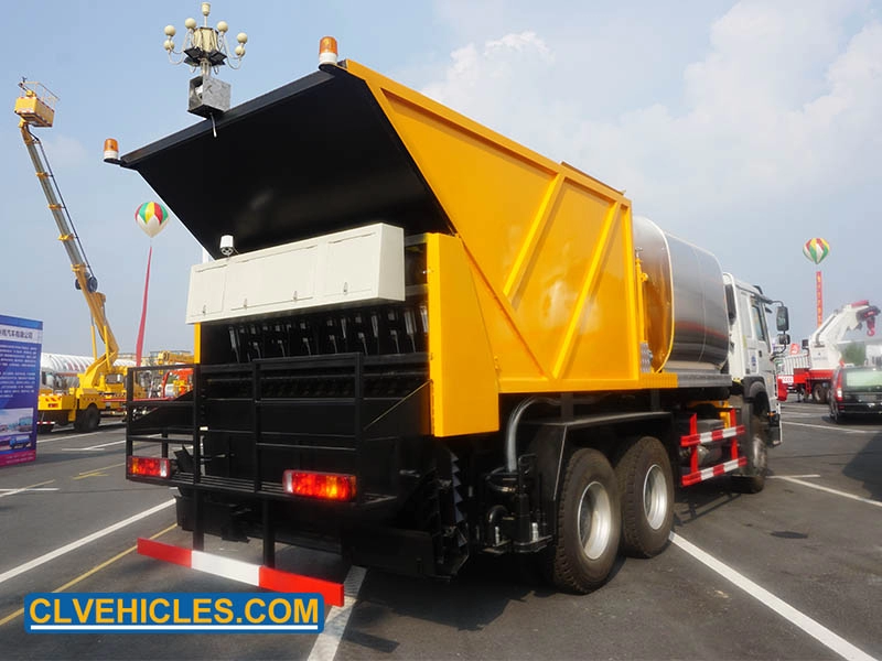 آلة السدادة المتزامنة المتزامنة HOWO 6x4 مع 8CBM Asphalt Tank 12CBM Chip Bucket