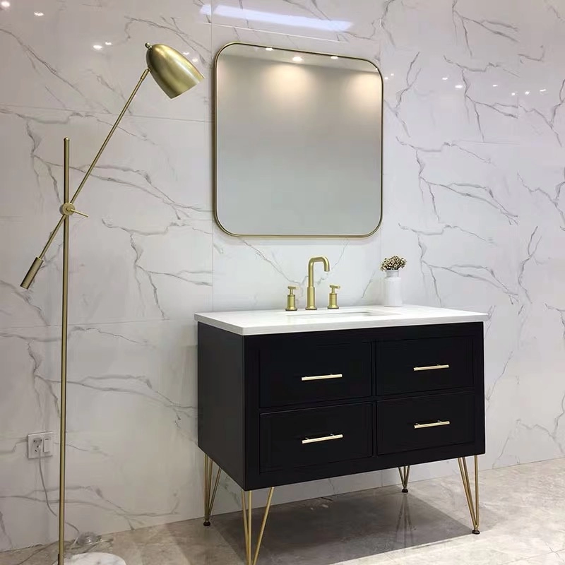 مرآة حمام مربعة الشكل باللون الذهبي المعدني مثبتة على الحائط