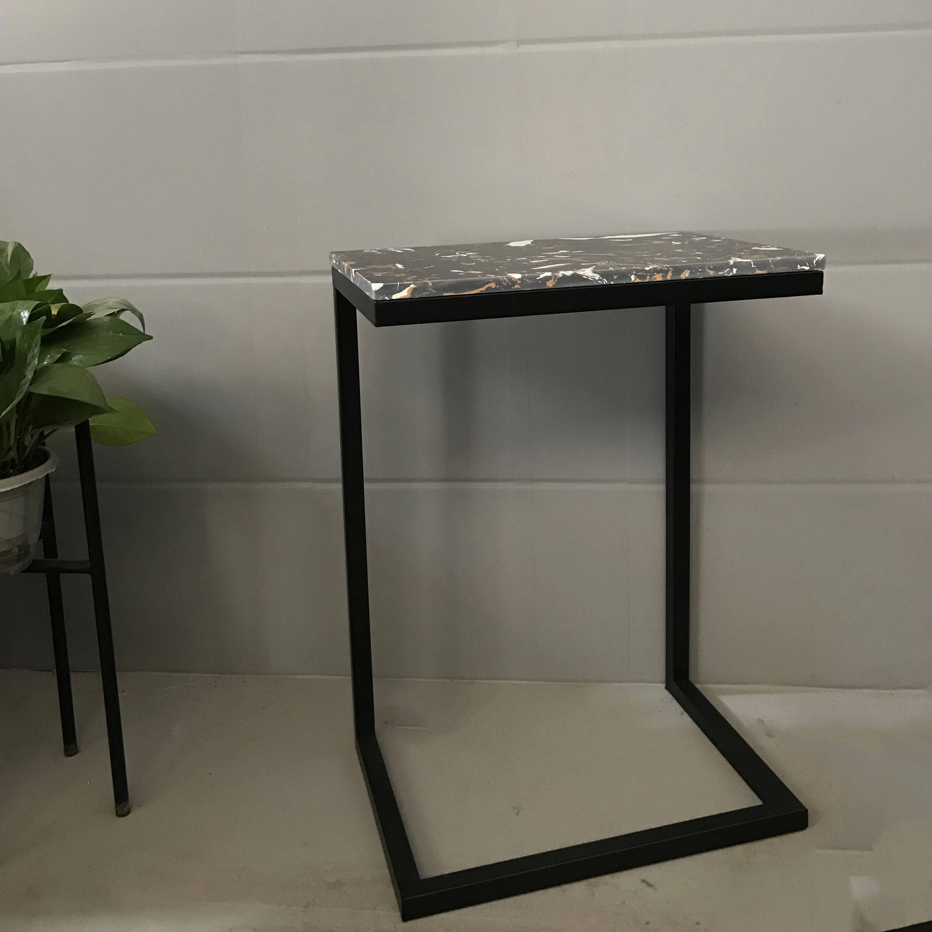 طاولة جانبية رخامية بسيطة على شكل C