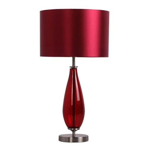 مصباح طاولة زجاجي من الياقوت العتيق بجانب السرير مع غطاء من القماش الأحمر