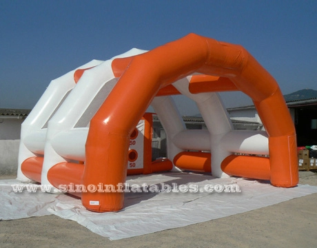 خيمة مرمى كرة القدم قابلة للنفخ باللون البرتقالي في الهواء الطلق لأحداث كرة القدم