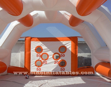 خيمة مرمى كرة القدم قابلة للنفخ باللون البرتقالي في الهواء الطلق لأحداث كرة القدم